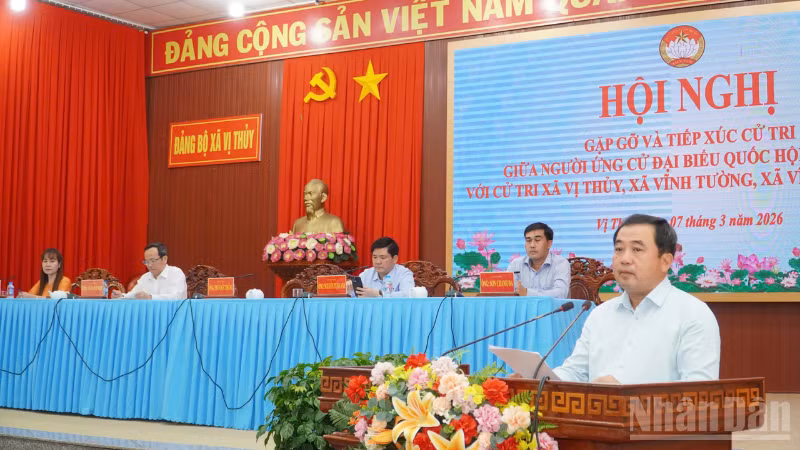 Ủy viên Bộ Chính trị, Bộ trưởng Nông nghiệp và Môi trường Trần Đức Thắng tiếp xúc cử tri đơn vị bầu cử số 3, thành phố Cần Thơ.