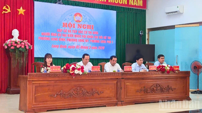 Ủy viên Bộ Chính trị, Bộ trưởng Nông nghiệp và Môi trường Trần Đức Thắng (thứ 3 từ trái qua) tham dự Hội nghị tiếp xúc cử tri đơn vị bầu cử số 3 thành phố Cần Thơ.