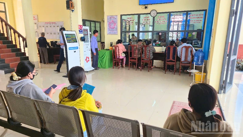 Khu vực tiếp nhận và trả kết quả tại Trung tâm Phục vụ hành chính công phường Long Bình những ngày đầu năm mới.