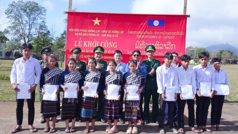 Đồn Biên phòng Hướng Lập tặng quà cho học sinh Trường trung học cơ sở nội trú La Cồ.