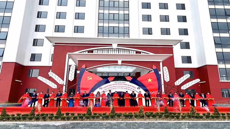 Các đại biểu cắt băng khánh thành dự án xây dựng Trường đại học Hoa Lư.