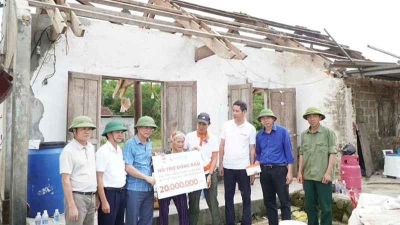 Hoạt động chung tay cùng hộ dân ở tỉnh Nghệ An khắc phục hậu quả thiên tai.