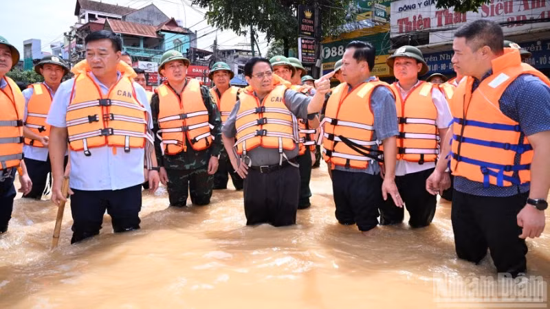 Thủ tướng Chính phủ Phạm Minh Chính thị sát, thăm hỏi, động viên bà con, chỉ đạo công tác khắc phục hậu quả mưa lũ sau bão. (Ảnh: TRẦN HẢI)