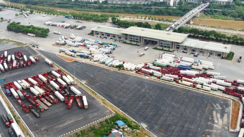 Hàng hóa chuẩn bị xuất khẩu qua Cửa khẩu Quốc tế đường bộ số II Kim Thành (Lào Cai).