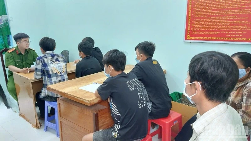 Nhóm thiếu niên vi phạm pháp luật tại Công an xã Hiệp Đức, tỉnh Đồng Tháp.