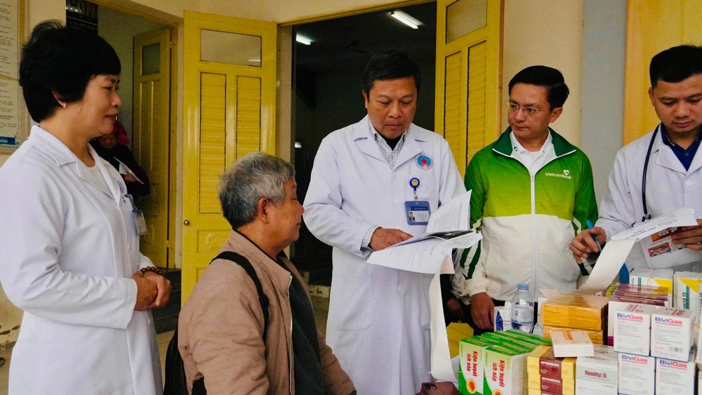 Đoàn công tác do Phó Giáo sư, Tiến sĩ, bác sĩ Nguyễn Thế Anh - Giám đốc Bệnh viện Hữu Nghị làm Trưởng đoàn.