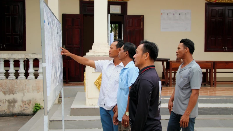 Cử tri xã Lai Hòa tìm hiểu danh sách đại biểu niêm yết tại điểm bầu cử.