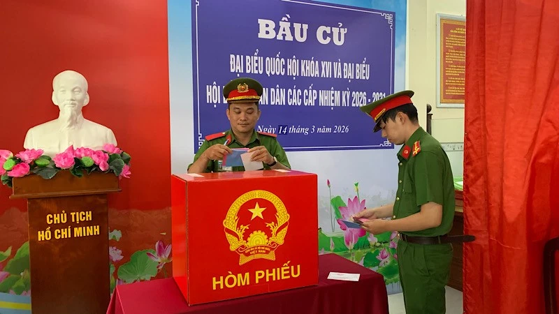Công an phường An Bình, thành phố Cần Thơ bỏ phiếu bầu cử sáng 14/3.