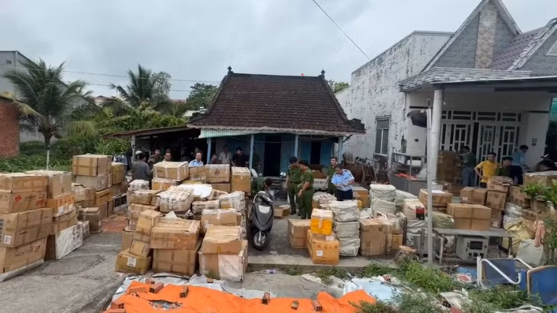 Tang vật thu giữ tại cơ sở sản xuất nước hoa giả.