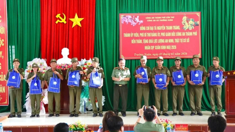 Công an Cần Thơ tặng quà cho lực lượng bảo vệ an ninh trật tự xã Trường Thành.