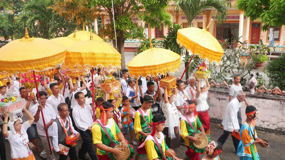 Lễ Dâng y của đồng bào Khmer thành phố Cần Thơ được gìn giữ phát huy giá trị văn hóa.
