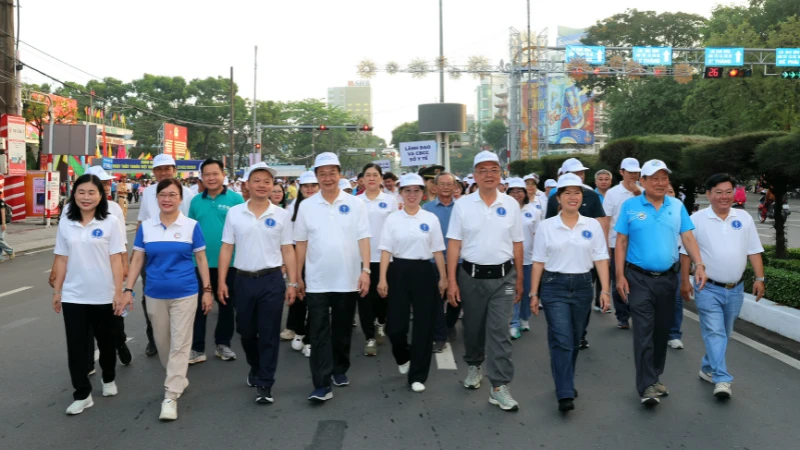 Lãnh đạo thành phố, các đơn vị tham gia đi hướng về y tế cơ sở.