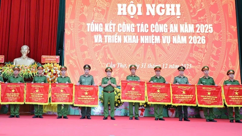 Lãnh đạo Bộ Công an tặng Cờ thi đua cho các tập thể tại hội nghị.