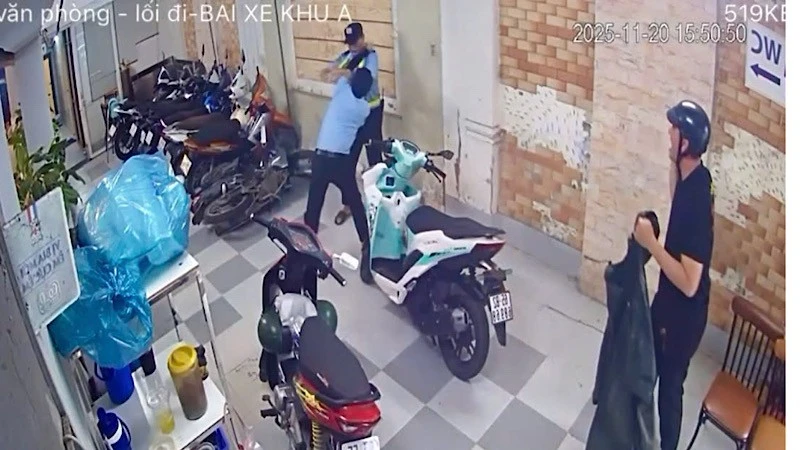 Hai bảo vệ (áo xanh) đánh nhau ở bãi giữ xe của quán hải sản. 