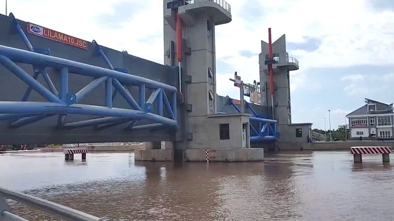 Cống âu Rạch Mọp được vận hành tự động bằng công nghệ số.