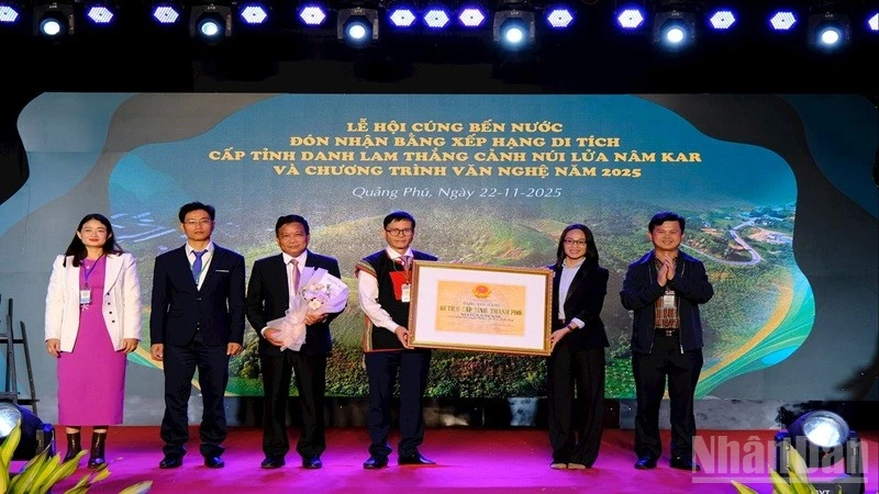 Lãnh đạo Sở Văn hóa, Thể thao và Du lịch tỉnh Lâm Đồng trao Bằng xếp hạng di tích cấp tỉnh đối với Danh lam thắng cảnh Núi lửa Nâm Kar cho Đảng ủy xã Quảng Phú.