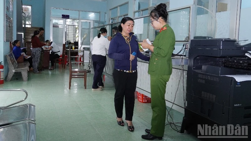 Công an phường Trung An (tỉnh Đồng Tháp) hướng dẫn người dân thực hiện thủ tục hành chính. (Ảnh: DUY PHƯƠNG)