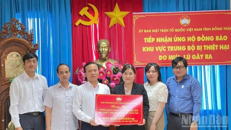 Các đơn vị ủng hộ đồng bào miền trung bị thiệt hại do mưa lũ gây ra.