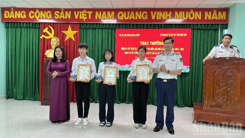 Trao thưởng cho các em học sinh đạt thành tích xuất sắc trong cuộc thi trực tuyến "Em yêu biển đảo quê hương".