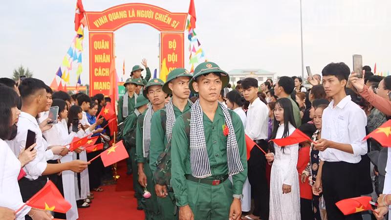 Các thanh niên ưu tú tại điểm giao quân số 2, Ban Chỉ huy Phòng thủ khu vực 1-Nguyệt Hóa, tỉnh Vĩnh Long lên đường nhập ngũ.