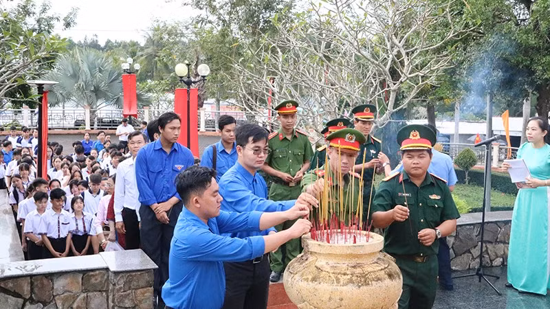 Đoàn viên, thanh niên thắp hương tại khu di tích Khởi nghĩa Nam Kỳ tại xã Trung Thành, tỉnh Vĩnh Long.