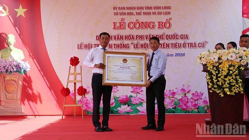 Lãnh đạo Sở Văn hóa, Thể thao và Du lịch tỉnh nhận quyết định chứng nhận “Lễ hội Nguyên Tiêu ở Trà Cú” là di sản văn hóa phi vật thể quốc gia.