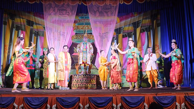 Đoàn nghệ thuật Khmer Ánh Bình Minh biểu diễn tiết mục sân khấu Dù kê phục vụ người dân xã Trà Cú, tỉnh Vĩnh Long.