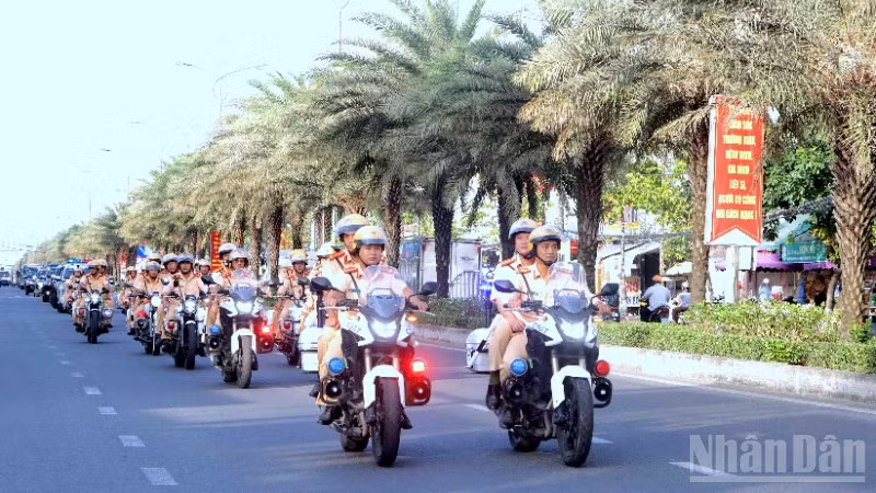 Cảnh sát giao thông Công an tỉnh Cà Mau diễu hành ngay cao điểm trên đường ngay sau lễ phát động bảo đảm an ninh trật tự dịp Tết Nguyên đán Bính Ngọ 2026.