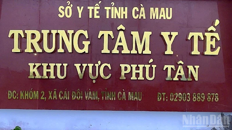 Nhiều cán bộ y tế tại Trung tâm Y tế khu vực Phú Tân đang gặp nhiều khó khăn do bị nợ lương.