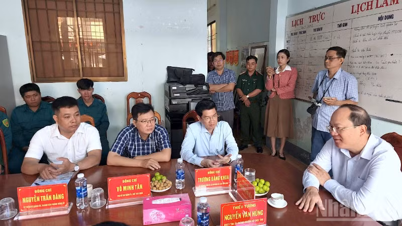 Đồng chí Nguyễn Hồ Hải, Ủy viên Trung ương Đảng, Bí thư Tỉnh ủy Cà Mau (bìa phải) trò chuyện với các cán bộ, chiến sĩ tại Ban Chỉ huy quân sự phường Tân Thành.