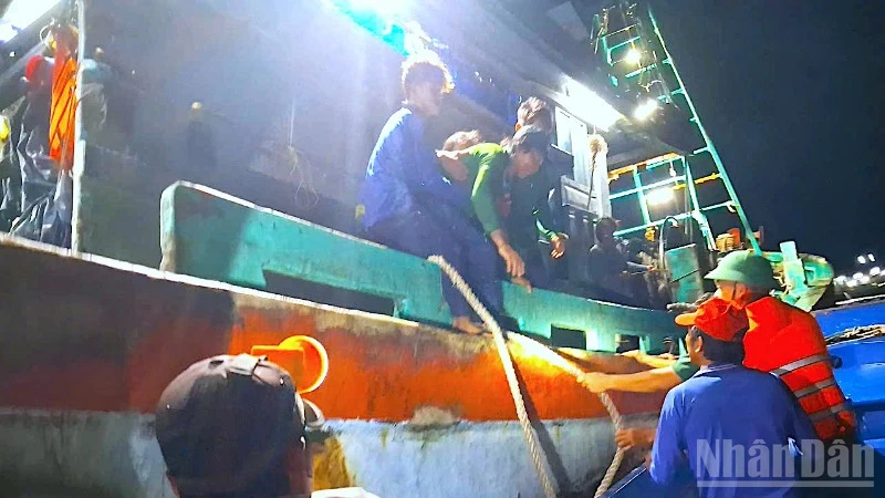 Tổ công tác Đồn Biên phòng Gành Hào tiếp cận tàu cá để đưa thuyền viên bệnh nặng vào bờ.