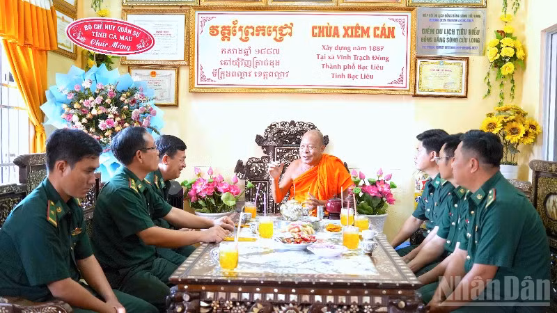 Bộ đội Biên phòng Cà Mau ân cần thăm hỏi, chúc mừng Tết truyền thống Chôl Chnăm Thmây đến Hòa thượng và các sư tại chùa Xiêm Cán.