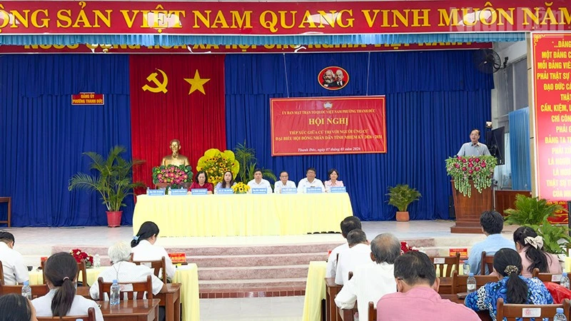 Ứng cử viên tiếp xúc cử tri đang thể hiện chương trình hành động của mình. 