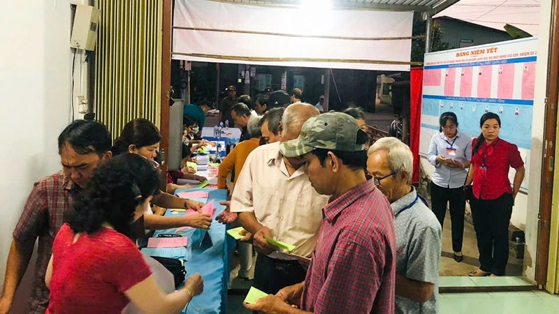 Cử tri phường Cái Vồn, tỉnh Vĩnh Long đi bầu rất sớm. 