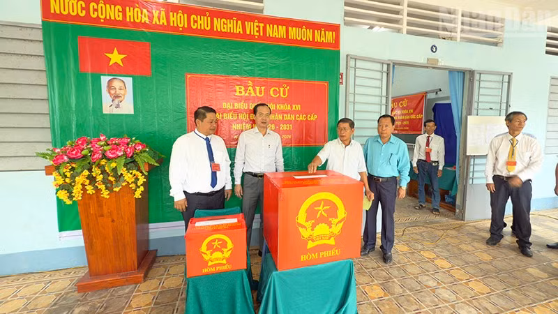 Chủ tịch Ủy ban nhân dân tỉnh Vĩnh Long chứng kiến cử tri tham gia bầu những lá phiếu đầu tiên. 