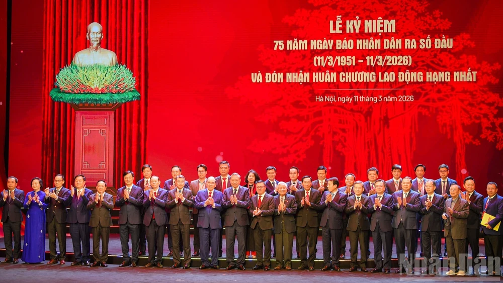 Tổng Bí thư Tô Lâm cùng các đồng chí lãnh đạo, nguyên lãnh đạo Đảng, Nhà nước chụp hình lưu niệm cùng lãnh đạo Báo Nhân Dân qua các thời kỳ.