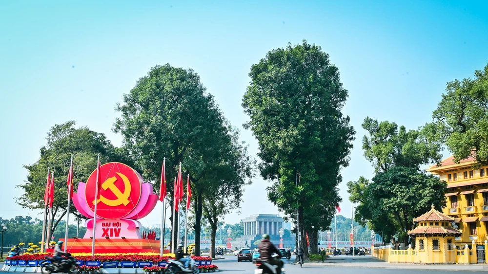 Thủ đô Hà Nội được trang hoàng rực rỡ đón chào sự kiện chính trị đặc biệt quan trọng của đất nước. (Ảnh BẢO LONG)