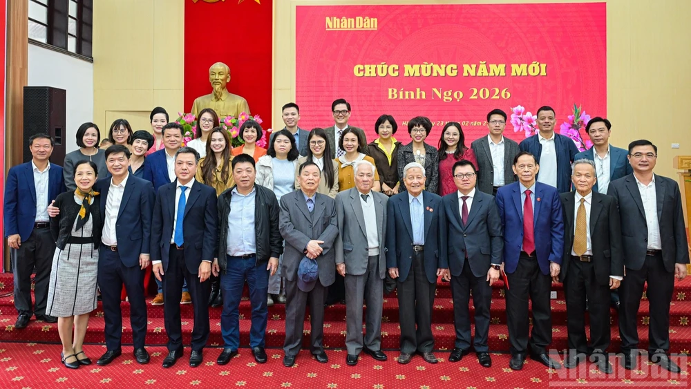 Tập thể lãnh đạo, nguyên lãnh đạo cùng cán bộ, phóng viên Báo Nhân Dân tại chương trình gặp mặt đầu xuân Bính Ngọ 2026.
