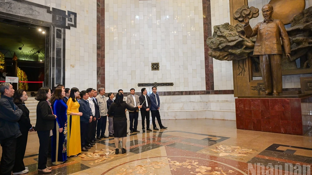 Đoàn đại biểu có 96 đồng chí Bí thư chi bộ tiêu biểu, xuất sắc đến từ 40 đảng bộ trực thuộc Trung ương đại diện cho hơn 250 nghìn đồng chí Bí thư chi bộ trong toàn Đảng đến tham quan Bảo tàng Hồ Chí Minh.