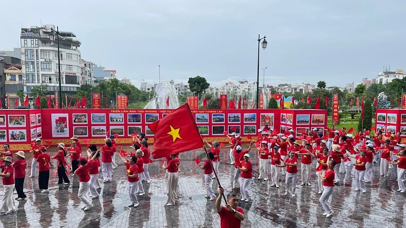 Đồng diễn ca khúc "Như có Bác Hồ trong ngày vui đại thắng" tại Trung tâm văn hóa Xứ Đông tại Lễ khai mạc triển lãm ảnh. 