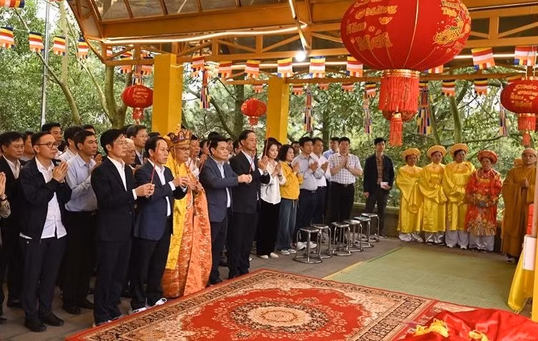 Lãnh đạo thành phố Hải Phòng thực hiện nghi lễ tế trời đất tại Trung Nhạc miếu.