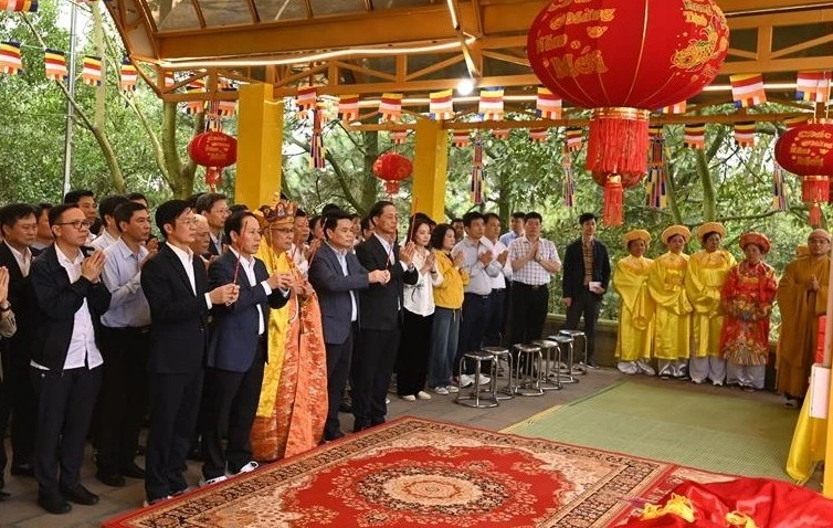 Lãnh đạo thành phố Hải Phòng thực hiện nghi lễ tế trời đất tại Trung Nhạc miếu.