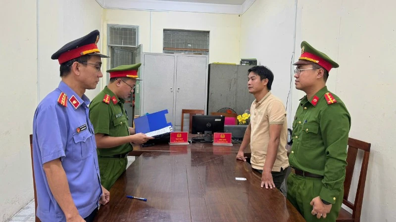 Công an Đà Nẵng bắt tạm giam giám đốc công ty nhiều lần tổ chức khai thác cát trái phép tại sông Vàng. (Ảnh: Công an cung cấp)