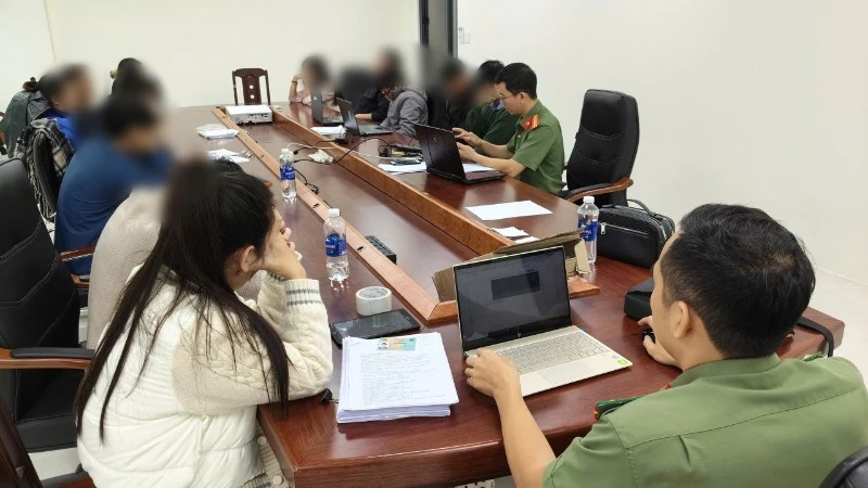 Công an thành phố Đà Nẵng triệt xoá dự án tiền ảo "ma" bắt giữ 14 đối tượng liên quan. (Ảnh Công an cung cấp)