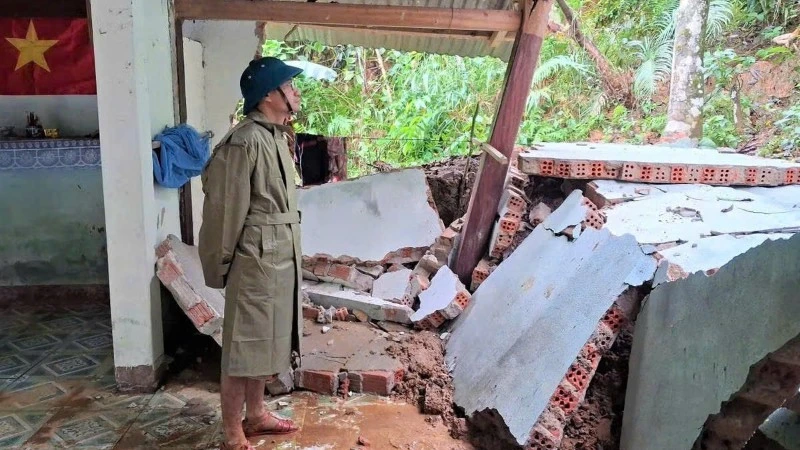 Mưa lũ gây sạt lở nặng trên địa bàn xã A Vương.