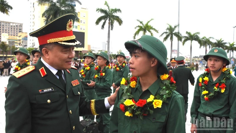 Thượng tướng Nguyễn Văn Hiền, Thứ trưởng Quốc phòng động viên các tân binh trước giờ lên đường nhập ngũ. (Ảnh: ANH ĐÀO)