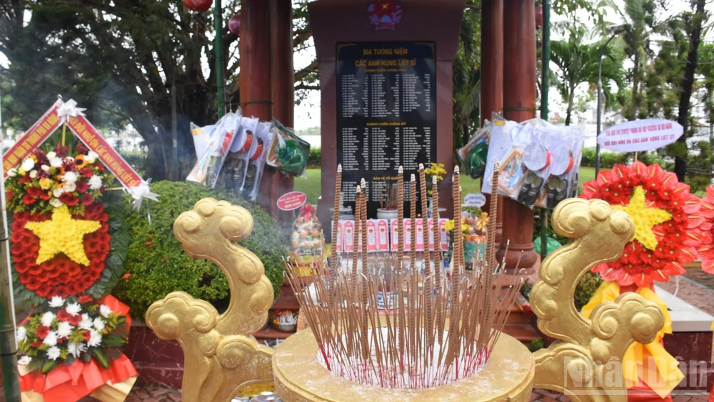 Đình Nại Nam - nơi có bia tưởng niệm các anh hùng liệt sĩ hy sinh qua các thời kỳ của phường Hòa Cường. Đây cũng là nơi khắc tên 10 người con của vùng đất Đà Nẵng anh dũng hy sinh trong trận hải chiến Gạc Ma ở Trường Sa năm 1988. (Ảnh: ANH ĐÀO)