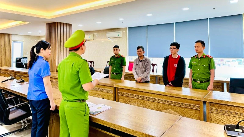 Cơ quan Cảnh sát điều tra (Phòng Cảnh sát kinh tế) Công an thành phố Đà Nẵng tống đạt các quyết định khởi tố vụ án, khởi tố bị can. (Ảnh: Công an cung cấp)