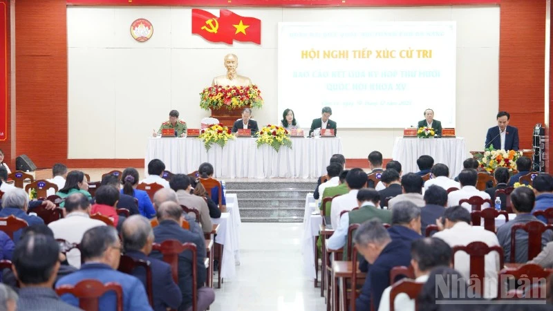 Toàn cảnh buổi tiếp xúc cử tri. (Ảnh: ANH ĐÀO)