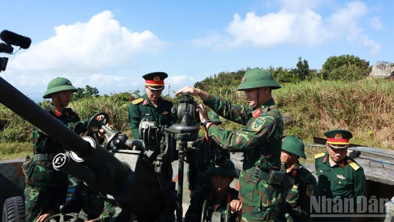 Đoàn trực tiếp kiểm tra đơn vị triển khai phương án sẵn sàng chiến đấu, bảo vệ bình yên biển đảo dịp Tết.
